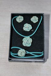 Rózsás szett-kézzel készült kerámia rózsákkal díszített nyaklánc, karkötő, fülbevaló és gyűrű.JPG